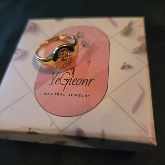 Gold Signet Ring - Picture 7 of 7